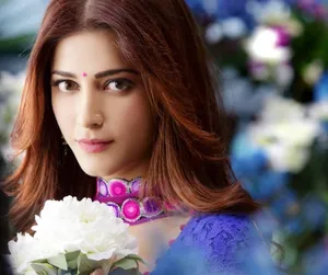 Shruti Hassan Hd White Flowers Wallpaper