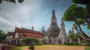 Side Picture Of Wat Arun Wallpaper