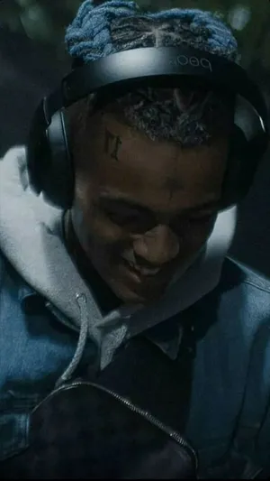 Smiling Xxxtentacion Blue Jacket Wallpaper