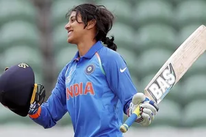 Smriti Mandhana Hd Bat And Helmet Wallpaper
