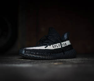 Sneaker Yeezy Boost 350 Black And White Wallpaper