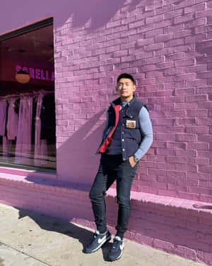 Song Yadong Outside A Shop In La Wallpaper