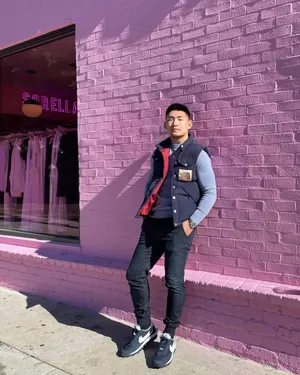 Song Yadong Outside A Shop In La Wallpaper