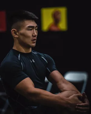 Song Yadong Warming Up Wallpaper