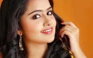 South Heroine Anupama Parameswaran Closeup Wallpaper