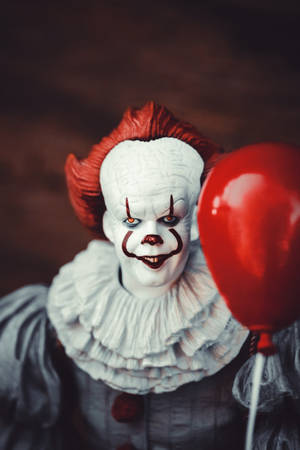 Spooky Pennywise And Balloon Figurine Wallpaper