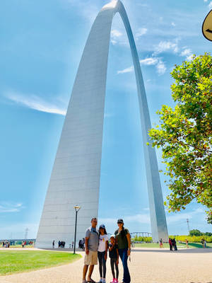 St. Louis Arch Three Friends Wallpaper