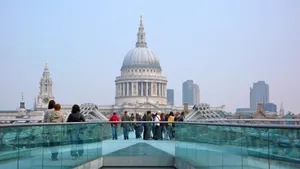 St Paul Tourists Glass Fences Wallpaper