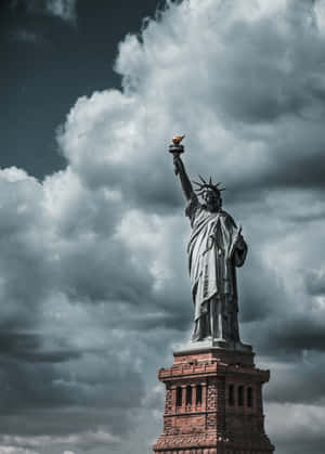 Statueof Liberty Cloudy Sky Wallpaper