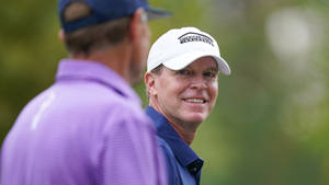 Steve Stricker Looking At Peer Wallpaper