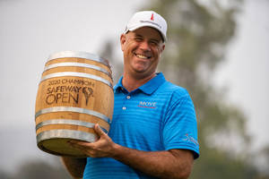 Stewart Cink Smiling With His Barrel Wallpaper