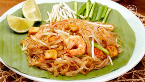 Stir-fried Pad Thai Noodles On Leaf Wallpaper