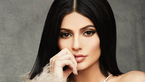 Stylish Kylie Jenner In Fur Cloth Wallpaper