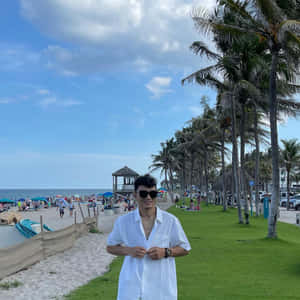 Su Mudaerji Posing Near Palm Trees Wallpaper