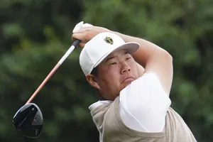 Sungjae Im Wearing A Brown And White Shirt Wallpaper