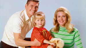 Tabitha With Parents In Bewitched Tv Show Wallpaper