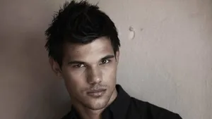 Taylor Lautner Alluring Look Wallpaper