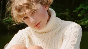 Taylor Swift Folklore Wearing White Cardigan Wallpaper