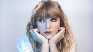 Taylor Swift Taking Time To Reflect Wallpaper