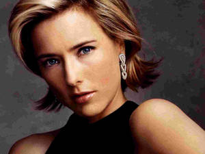 Téa Leoni Fierce Look Wallpaper