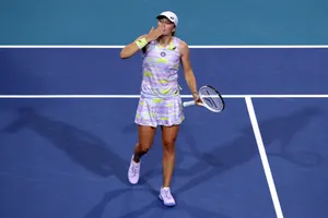 Tennis Star Iga Swiatek Blows A Kiss Wallpaper