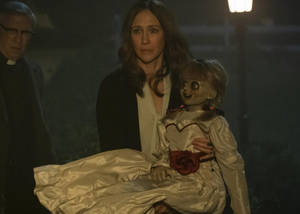 The Conjuring: Lorraine Brings Annabelle Wallpaper