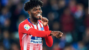 Thomas Partey Pointing With A Smile Wallpaper
