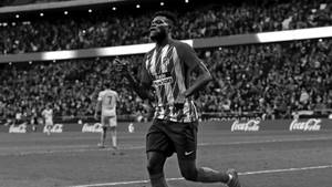 Thomas Partey Running Across The Field Wallpaper