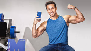 Tiger Shroff Body Mirror Selfie Wallpaper