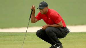 Tiger Woods Masters Squatting Down Wallpaper