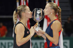 Timea Babos Kissing Wta Cup Wallpaper