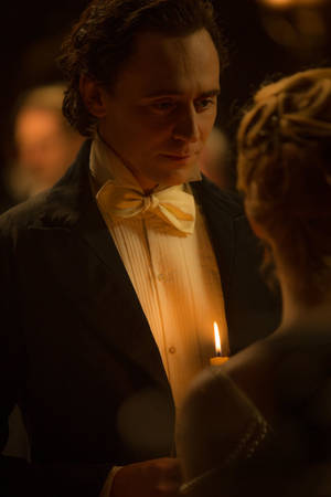 Tom Hiddleston As Sir Thomas Sharpe Wallpaper