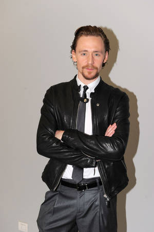 Tom Hiddleston At Emporio Armani Show Wallpaper