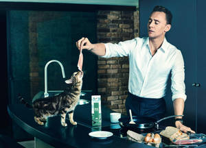 Tom Hiddleston With A Cat Wallpaper