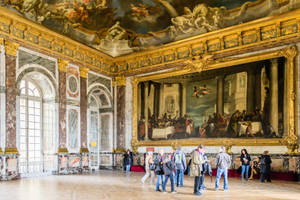 Tourists Inside The Palace Of Versailles Wallpaper