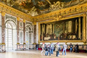 Tourists Inside The Palace Of Versailles Wallpaper