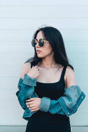 Trendy Women Circle Sunglasses Wallpaper