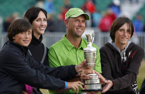 Triumph Of Family Support – Stewart Cink With Family Flaunting Award Wallpaper