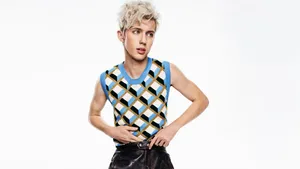 Troye Sivan In Blue Retro Outfit Wallpaper