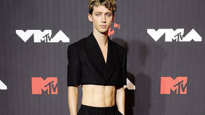 Troye Sivan In Mtv Vma Wallpaper