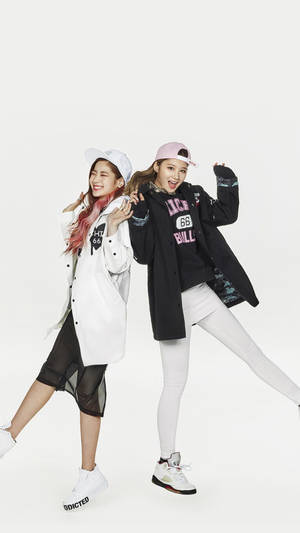 Twice's Dahyun And Sana Happily Posing For The Camera. Wallpaper