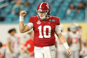 University Of Alabama Quarterback Mac Jones Wallpaper