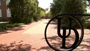 University Of Delaware Campus Walkway Wallpaper