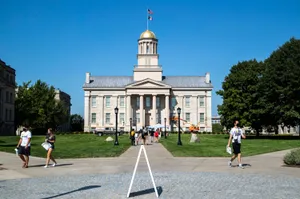 University Of Iowa Museum With Students Wallpaper