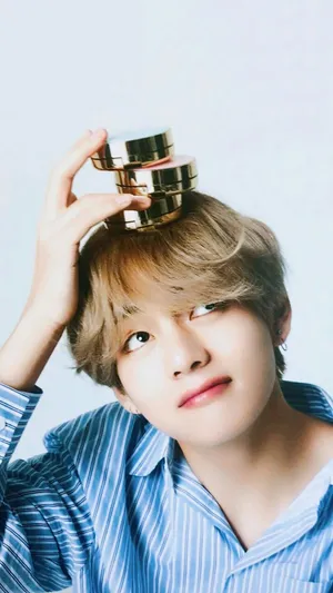 V Bts Phone Smiling Wallpaper