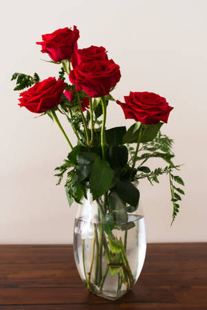 Vase Of Red Rose Flowers Wallpaper