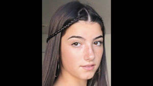 Vibrant Charli D'amelio In Her Element Wallpaper