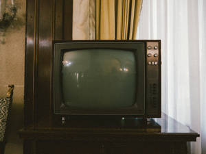 Vintage Television On Desk Wallpaper