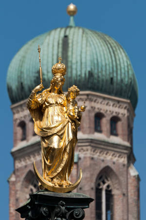Virgin Mary Statue In Munich Wallpaper