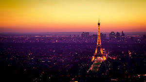 Watch The Sun Set Over The Beautifully Illuminated Tour Eiffel In Paris Wallpaper